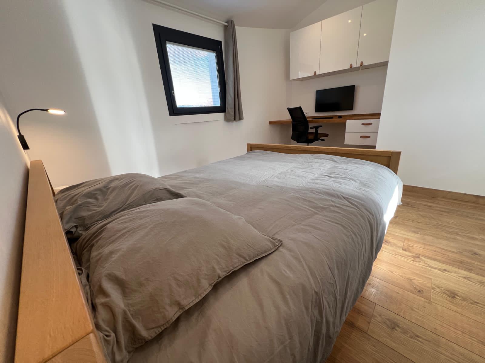 Chambre double avec bureau et TV
