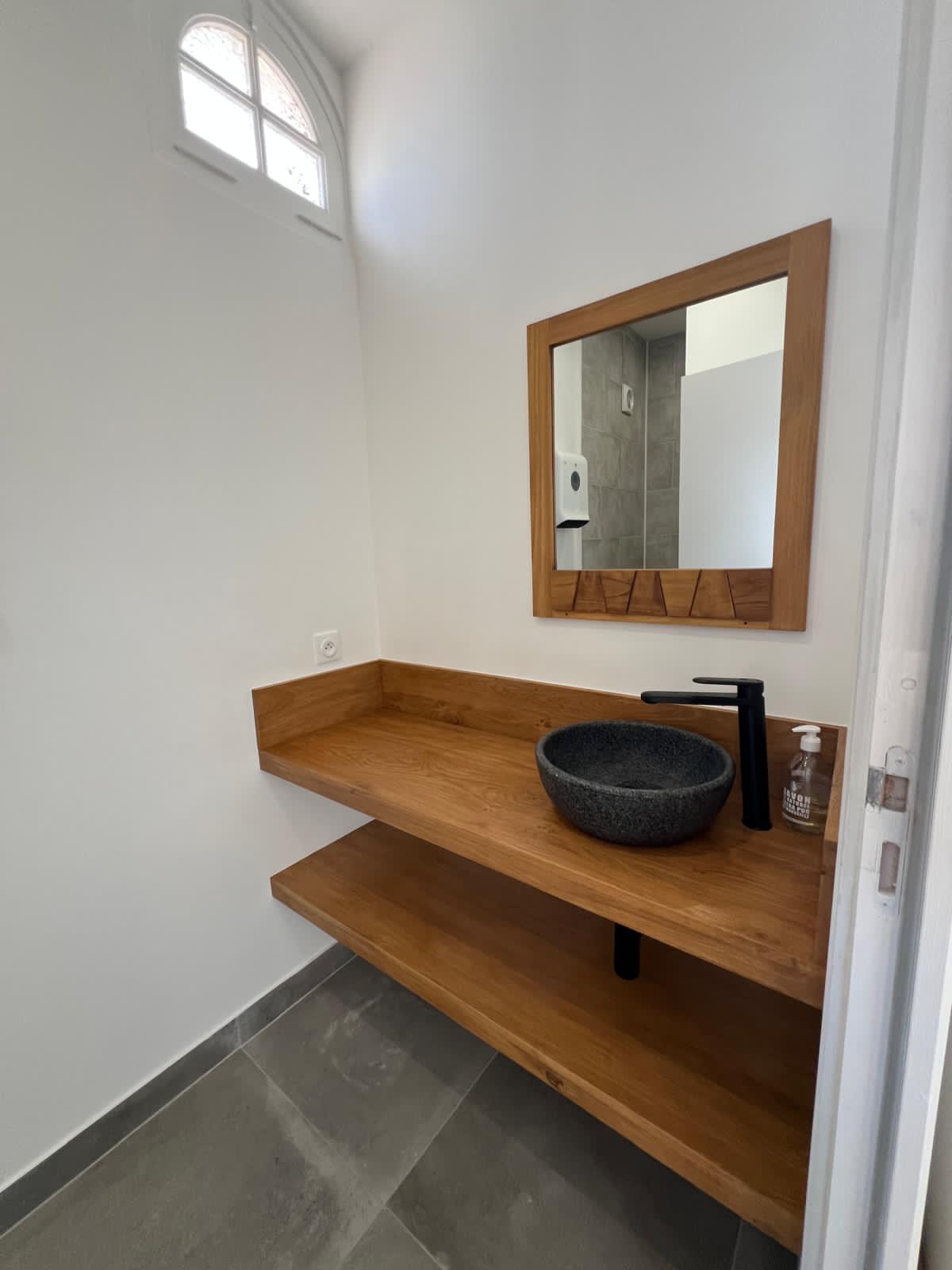 Salle d'eau — vasque en pierre et meuble bois