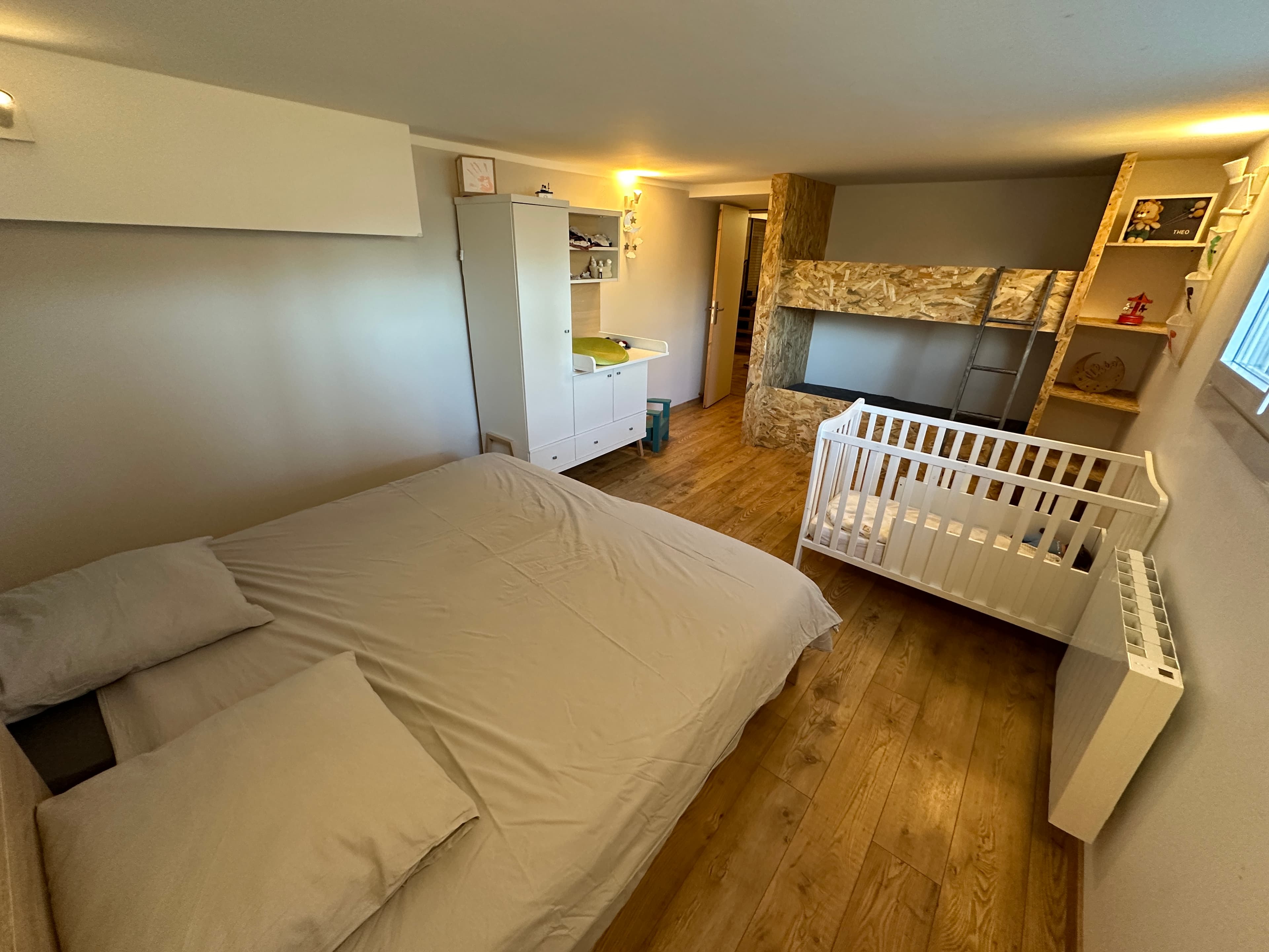 Chambre familiale avec lit bébé