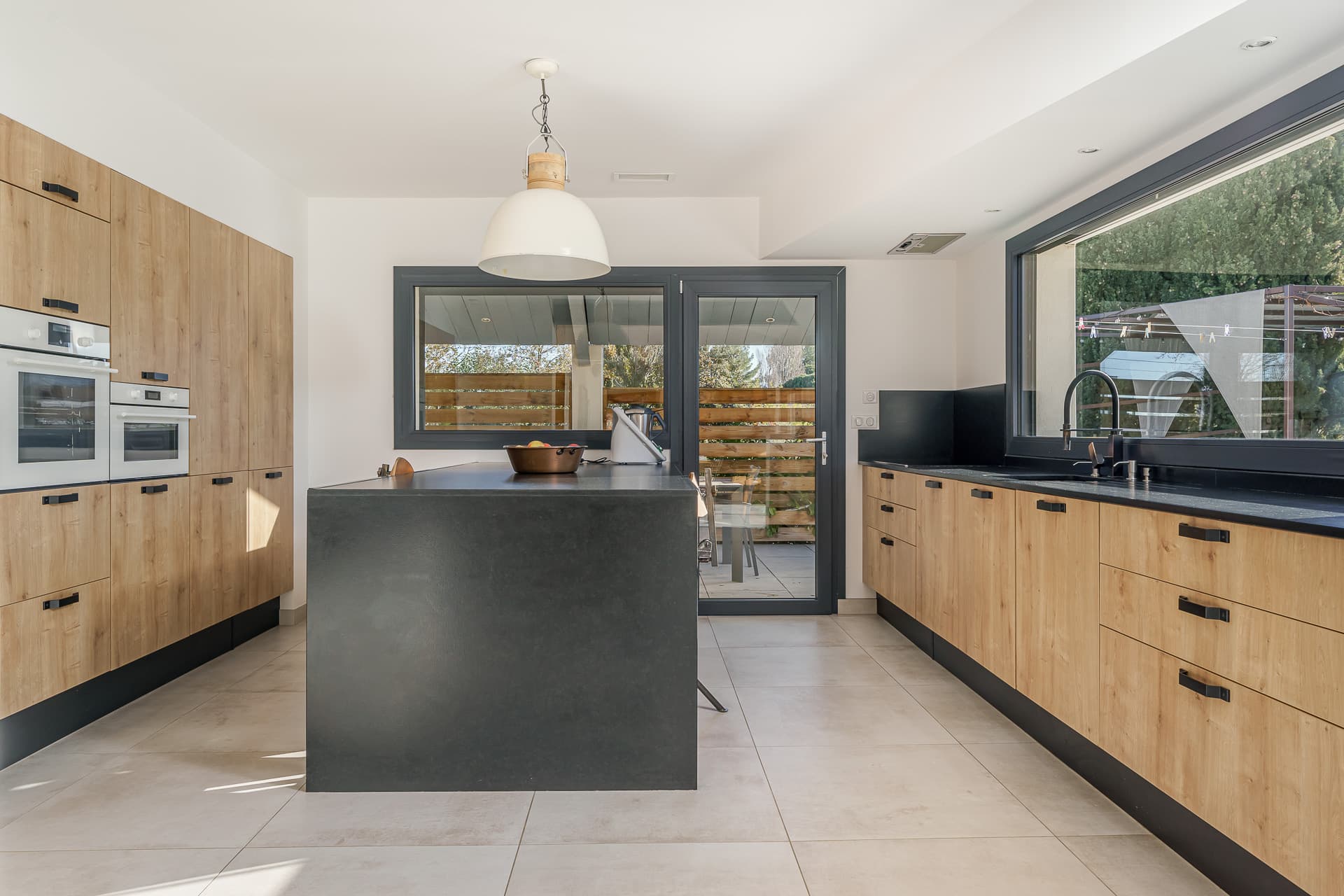 Cuisine avec îlot central en béton