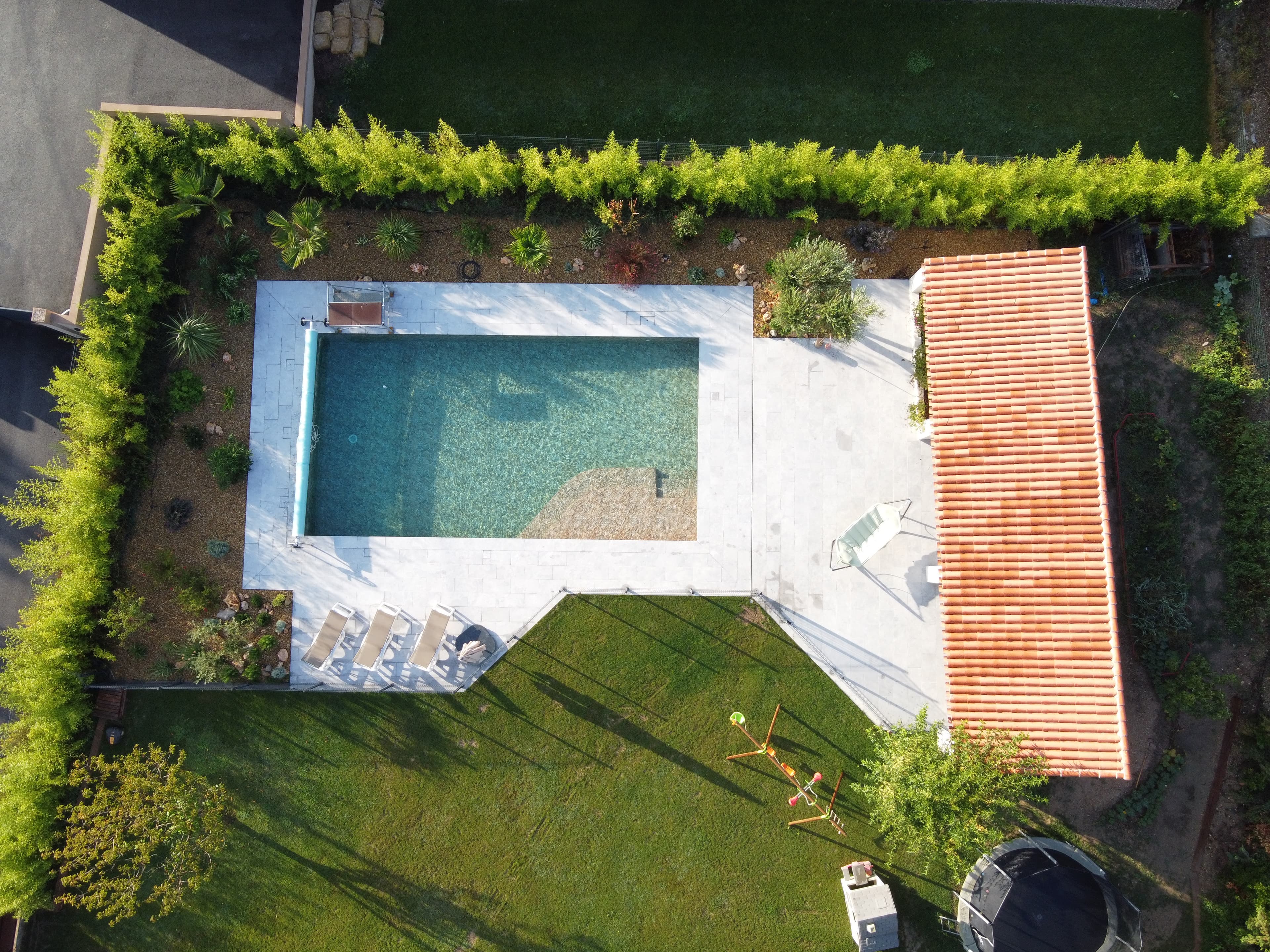 Vue aérienne piscine et jardin de la Villa Cadélia