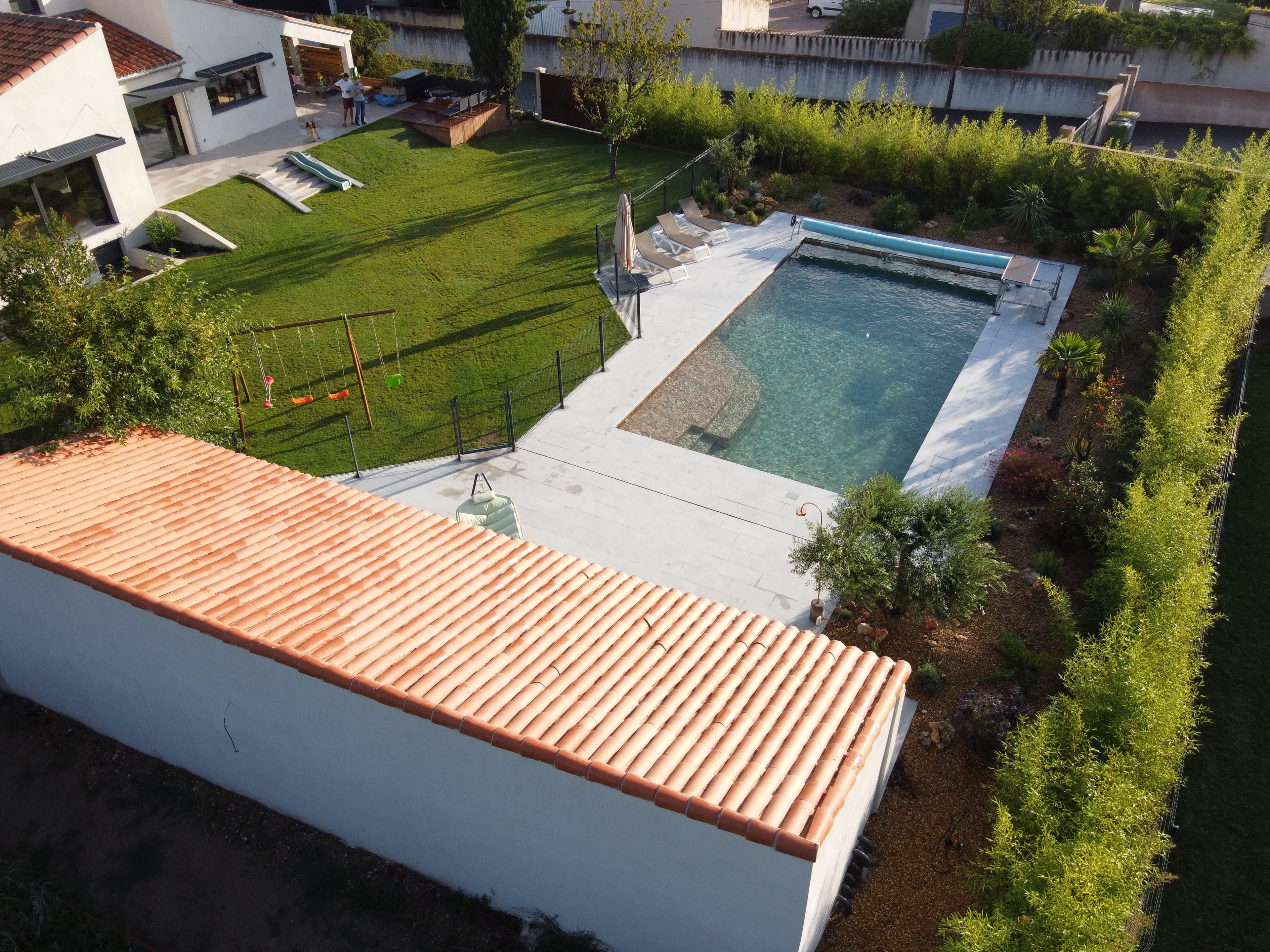 Piscine ouverte et jardin vert