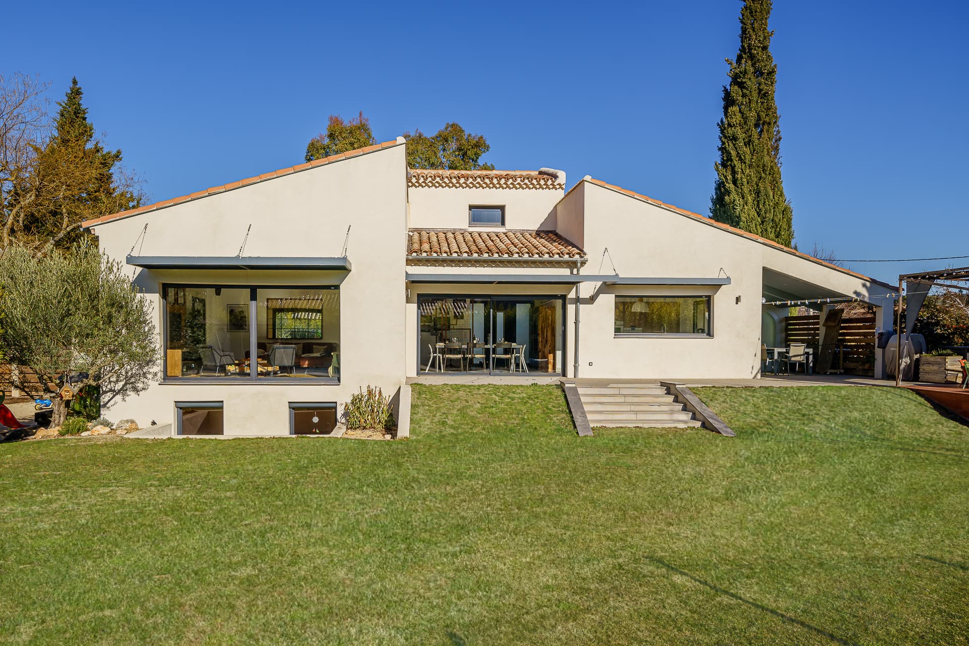 Façade et jardin ensoleillé