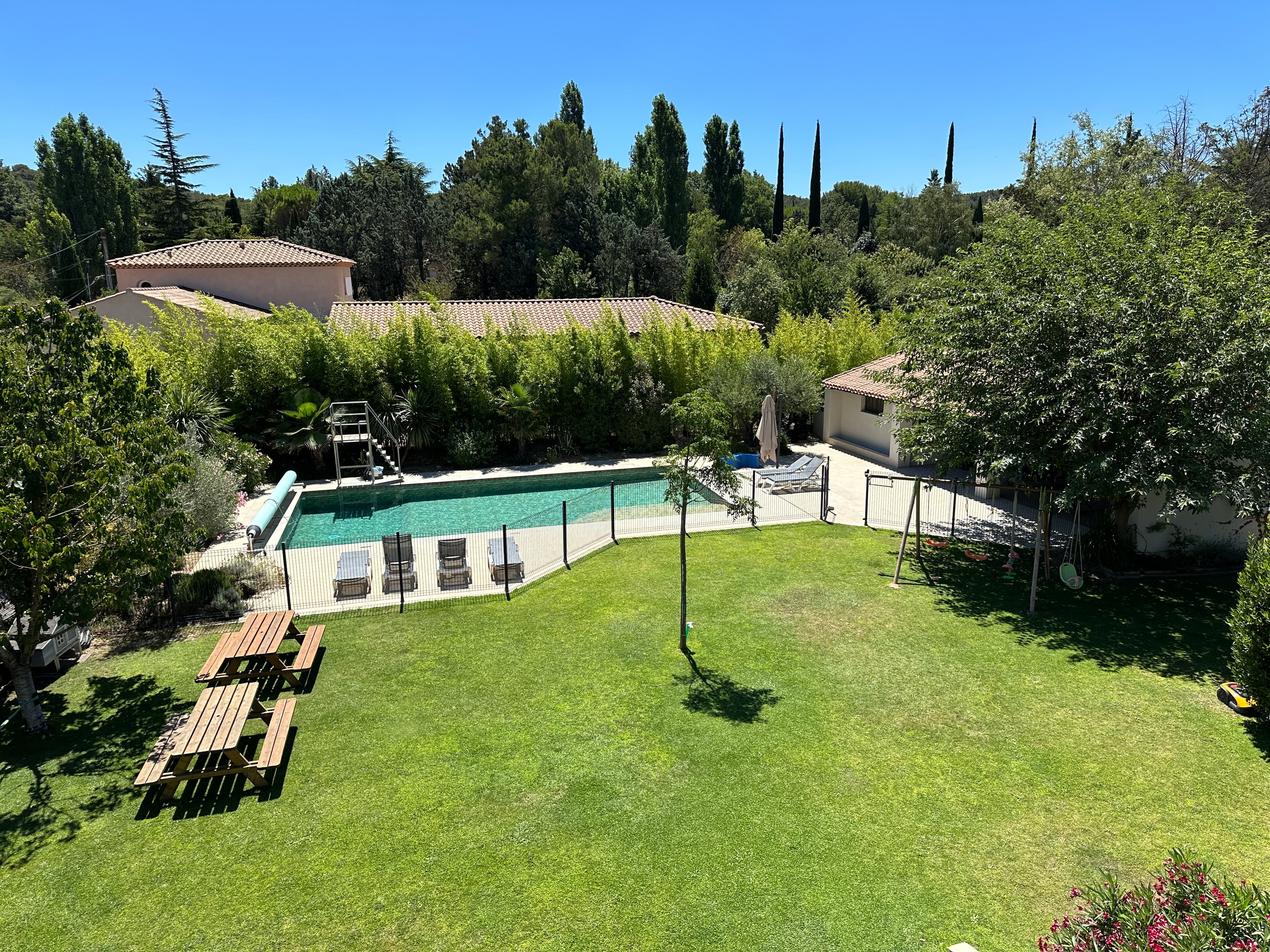 Jardin et piscine en été