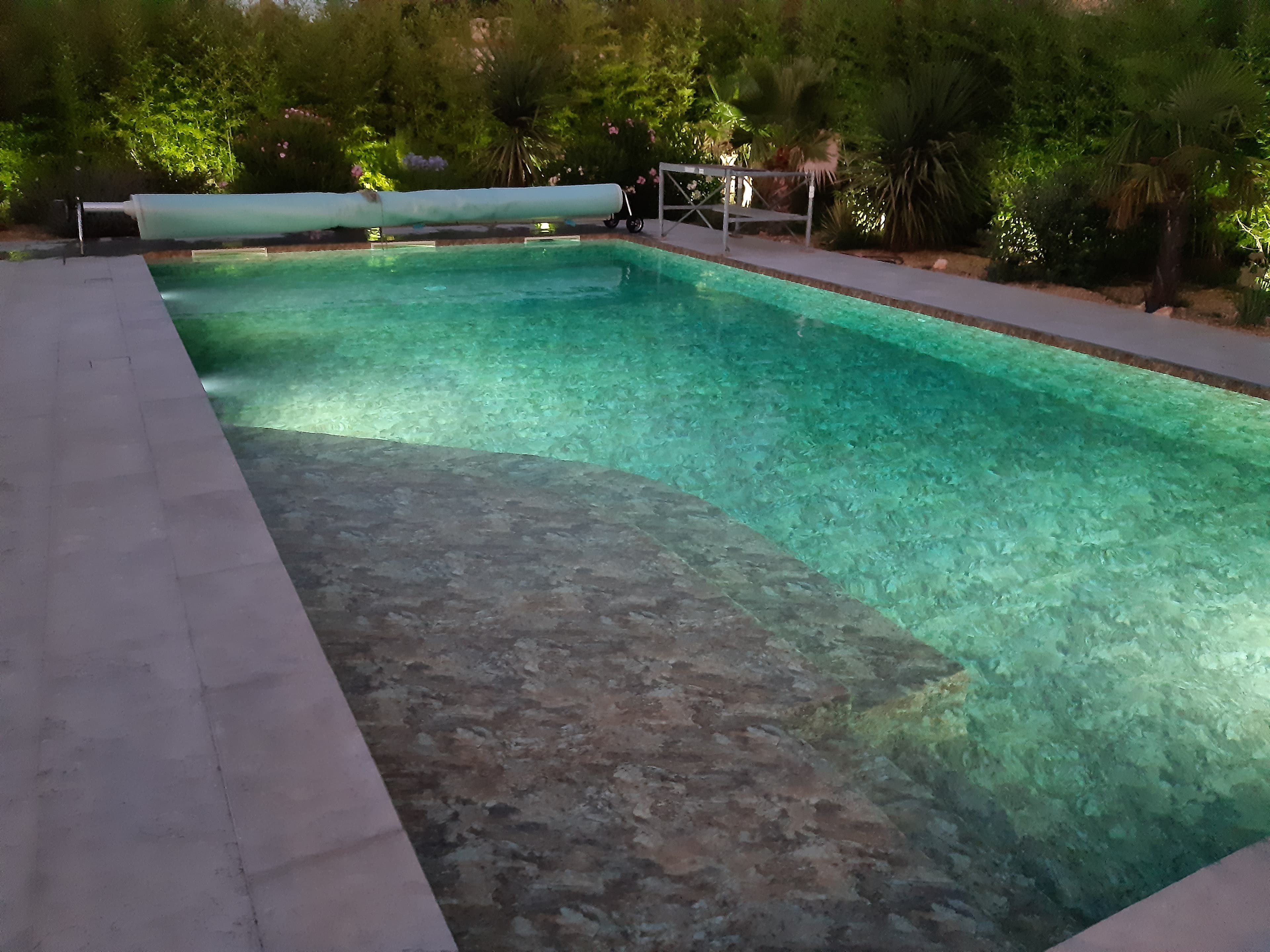Piscine éclairée de nuit