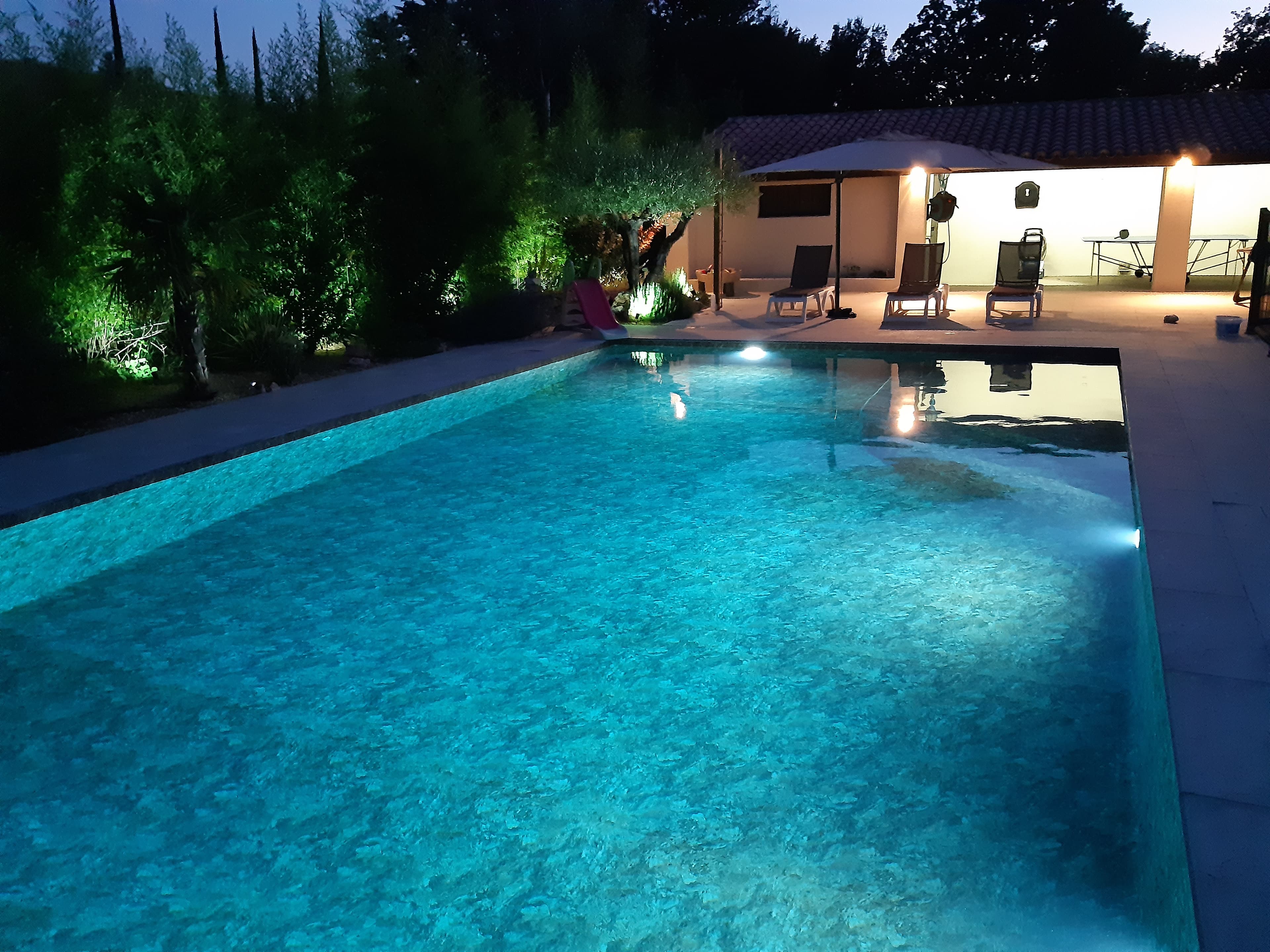 Piscine illuminée au coucher du soleil