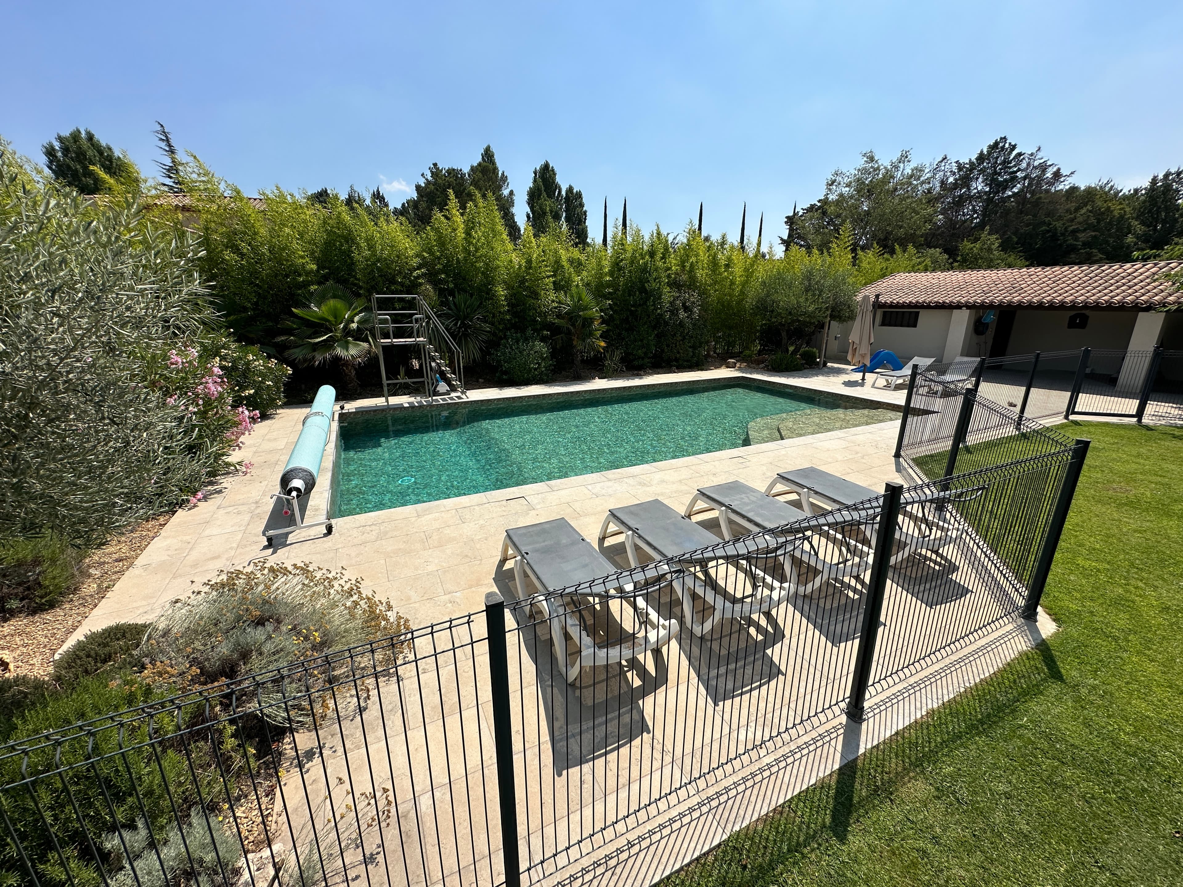 Piscine et transats