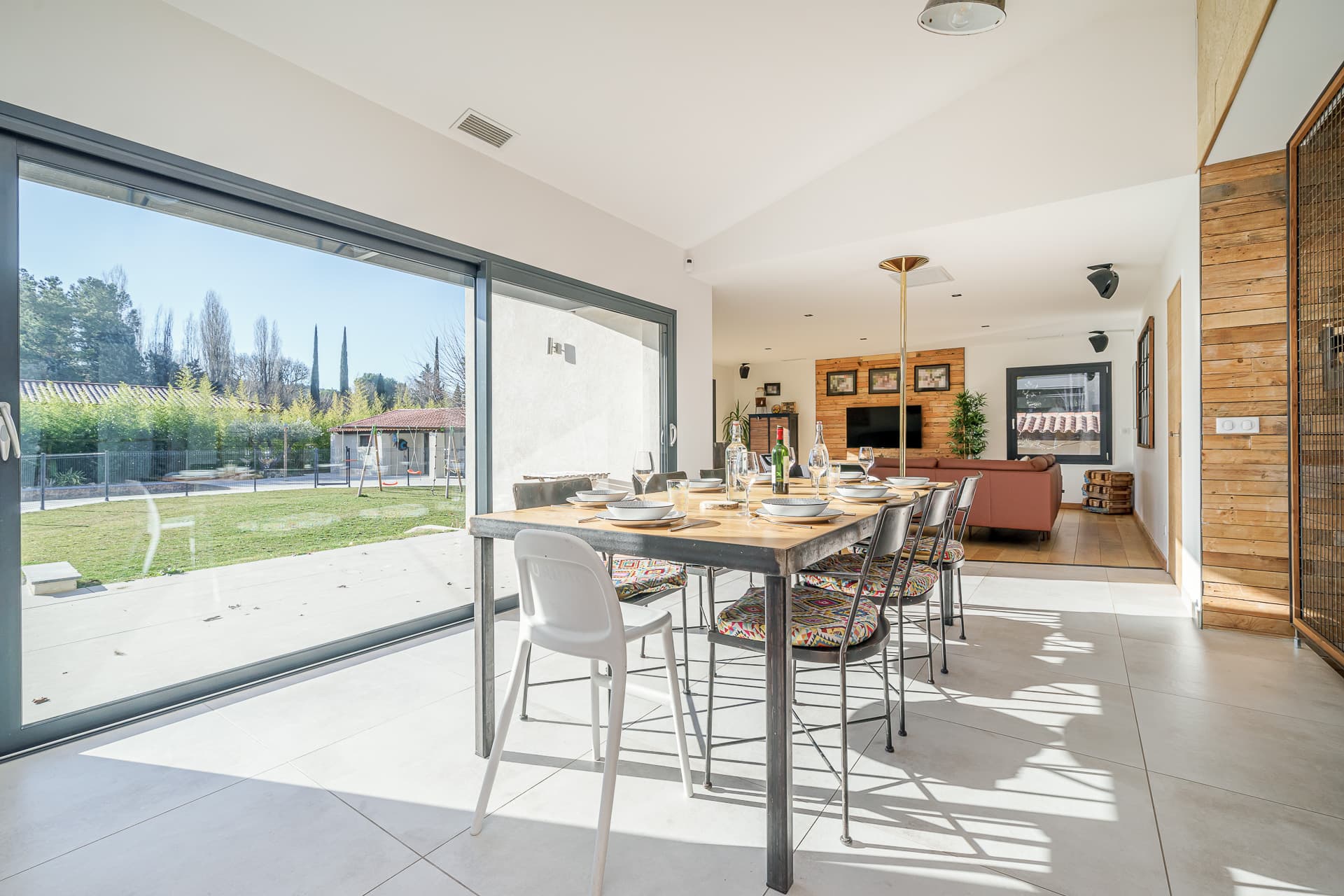 Salle à manger ouverte sur le jardin