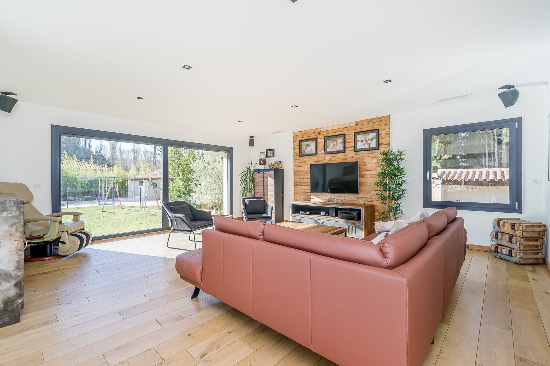 Salon TV et mur bois