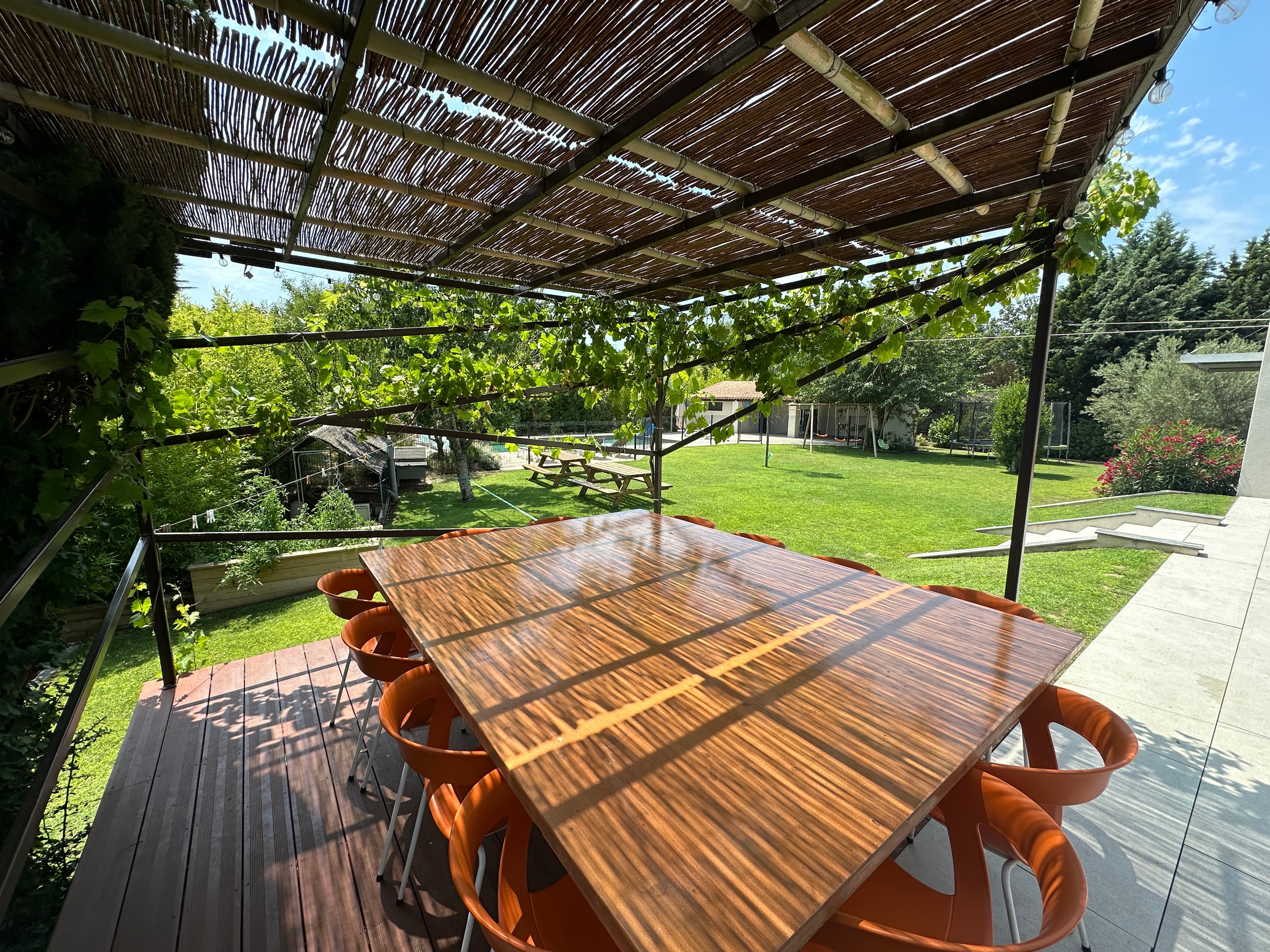 Terrasse sous pergola avec table de jardin