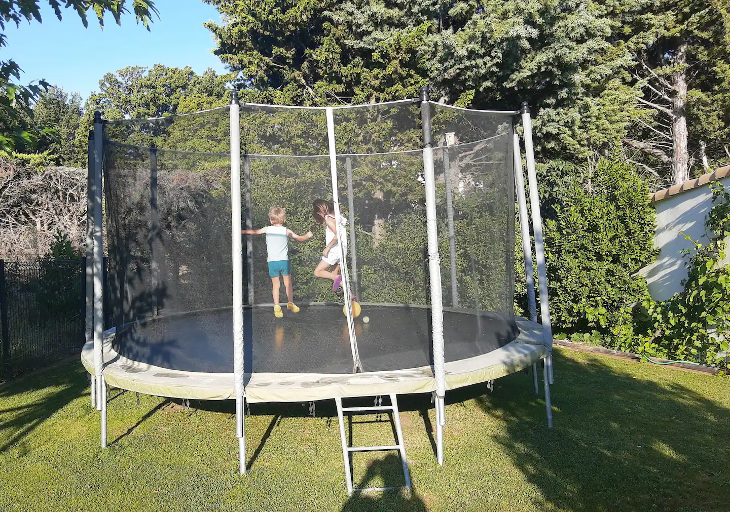 Trampoline dans le jardin